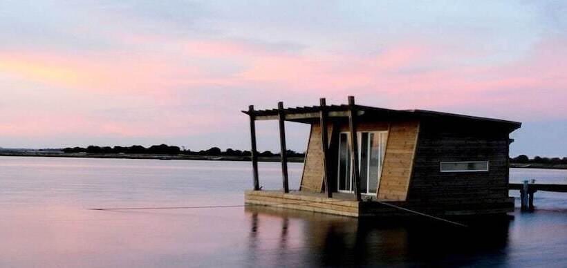 هتل Laguna Garzon Lodge