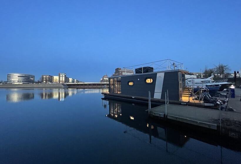 هتل Hausboot Lore