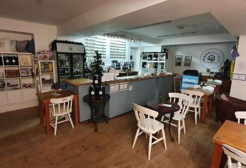 مبيت وإفطار The Pilot Boat Inn