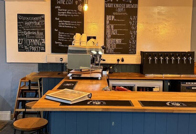 مبيت وإفطار The Pilot Boat Inn