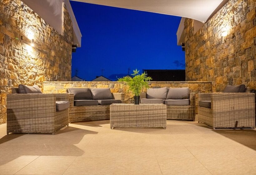 Royalty Suites Seaside