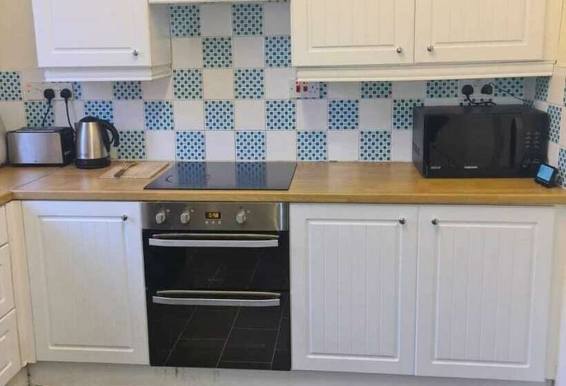 דירת נופש Lovely 2 Bed House In Bolton Greater Manchester