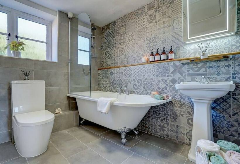 Luxury 1 Bed Cottage With Hot Tub And Log Burner