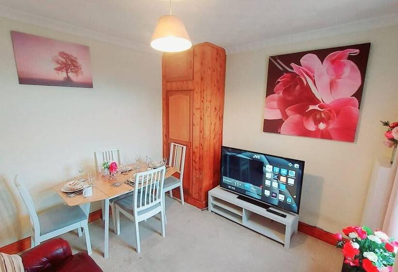 إقامة Garfield Villa Beautiful 4 Bed House In Gillingham