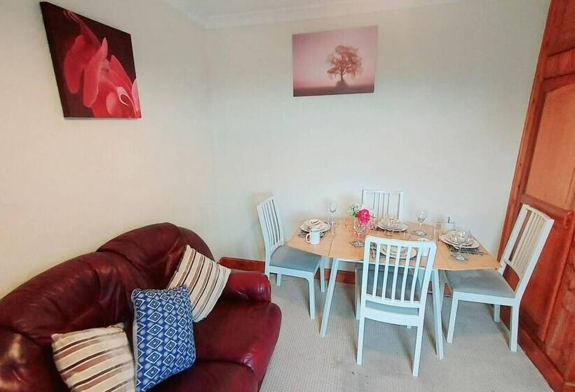 إقامة Garfield Villa Beautiful 4 Bed House In Gillingham