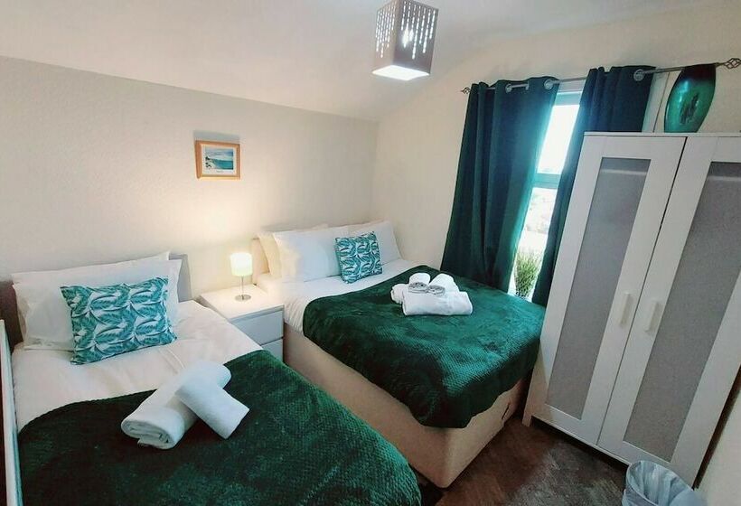 إقامة Garfield Villa Beautiful 4 Bed House In Gillingham