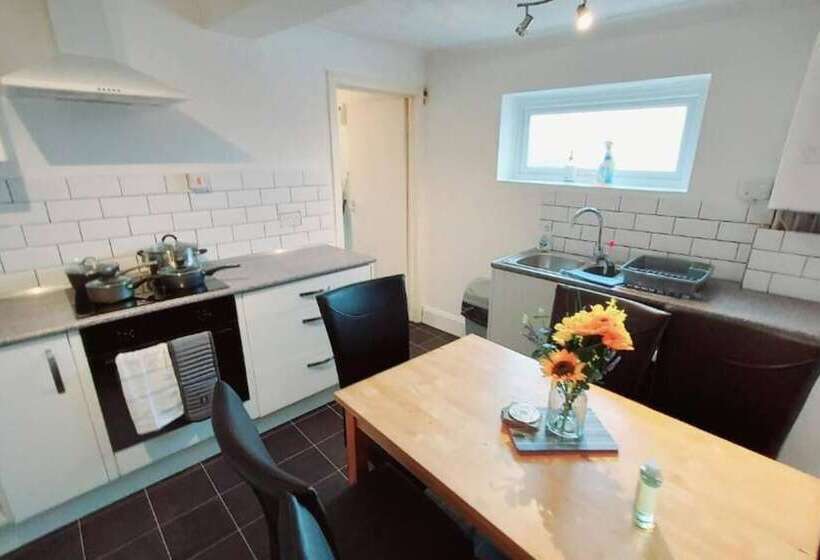 住所  Gilling Villa Remarkable 4 Bed House In Gillingham
