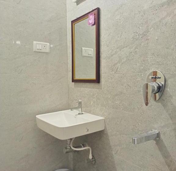 پانسیون Green Park Grand Inn