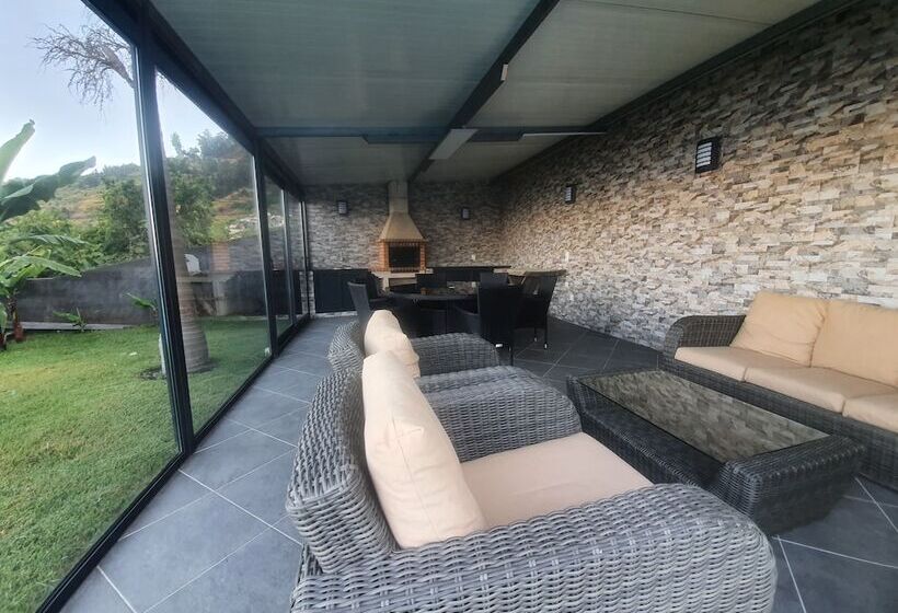 اقامتگاه Ocean View Villa With Private Outdoor Heated Pool