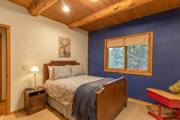 Cabin In The Pines! 3 Levels, Family Game Room, Private Patio, Sweeping Forest Views! By Redawning