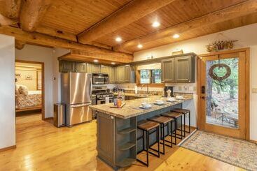 Cabin In The Pines! 3 Levels, Family Game Room, Private Patio, Sweeping Forest Views! By Redawning