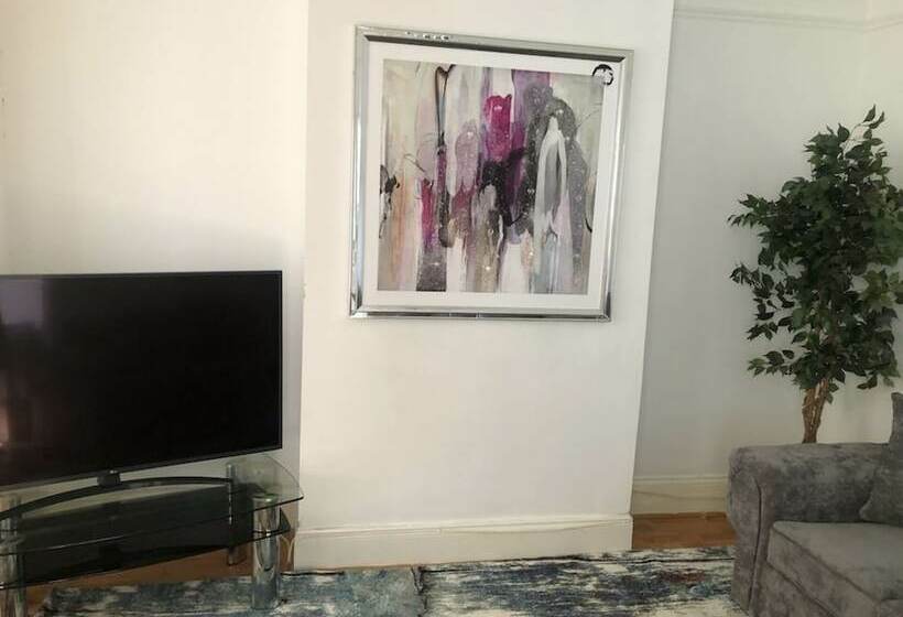 住所  Lovely 3bed House In Gillingham