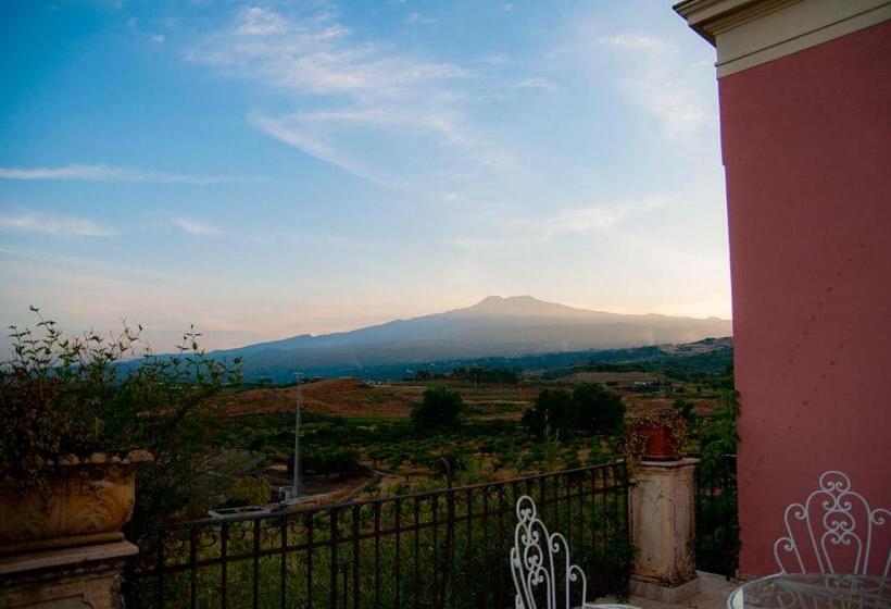 هتل Antico Borgo Etneo Agriturismo
