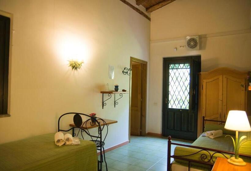 هتل Antico Borgo Etneo Agriturismo
