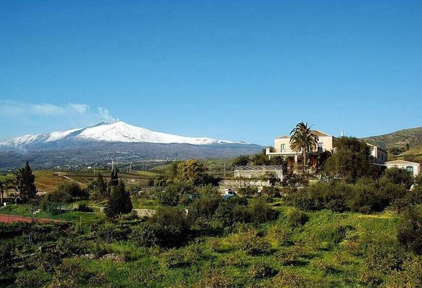 هتل Antico Borgo Etneo Agriturismo