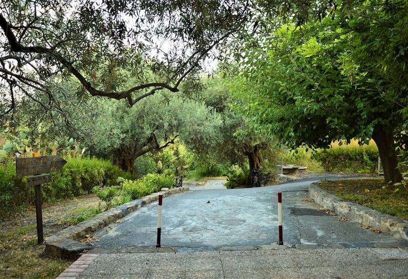 هتل Antico Borgo Etneo Agriturismo