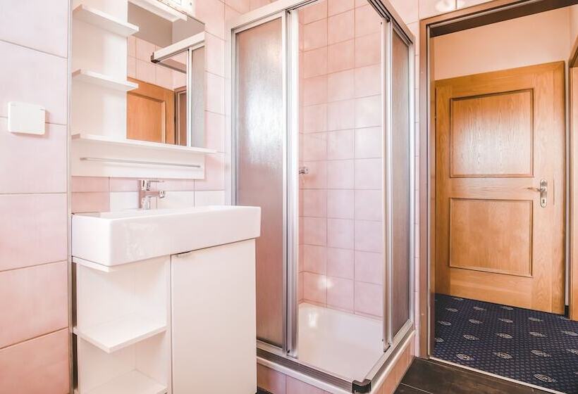 هتل Kärntnerhof Velden By S4y