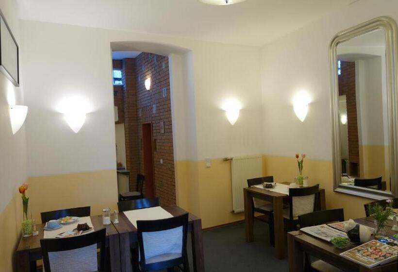 تختخواب و صبحانه Pension Am Helenenwall