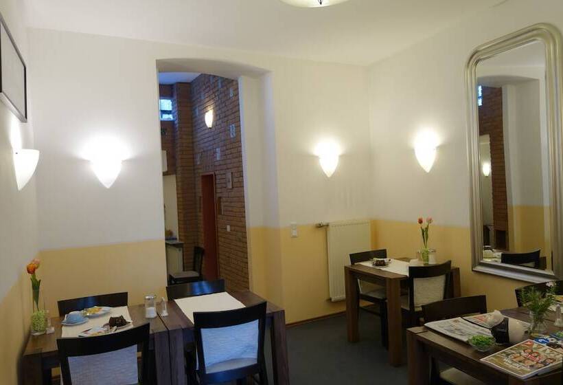 تختخواب و صبحانه Pension Am Helenenwall