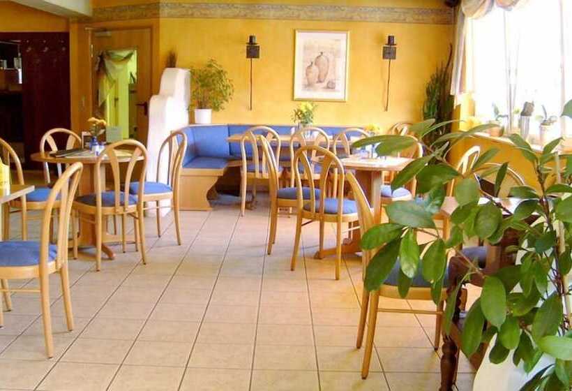 ベッドアンドブレックファースト Stadtcafé Pension