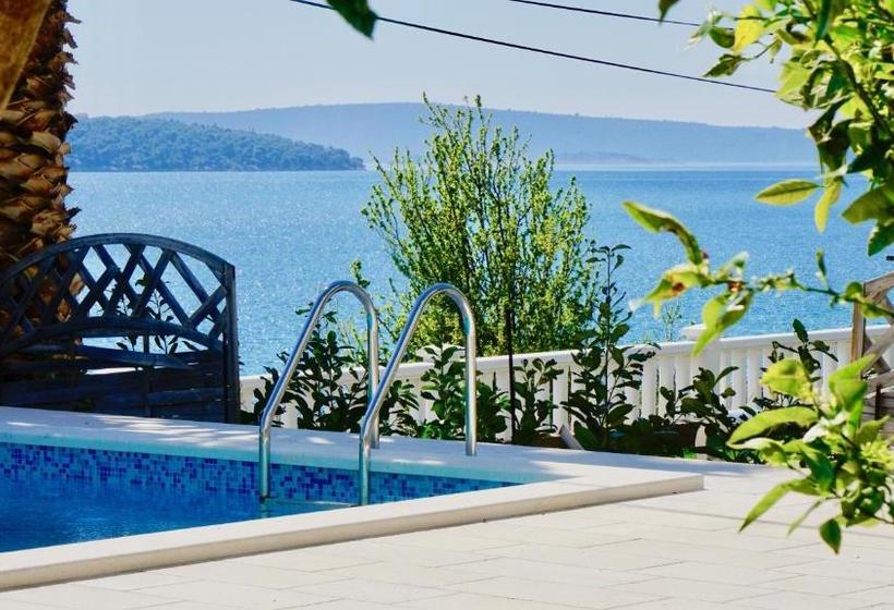 هتل Bavaria - First Library