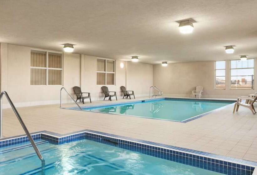 בית מלון כפרי Days Inn & Suites By Wyndham Edmonton Airport