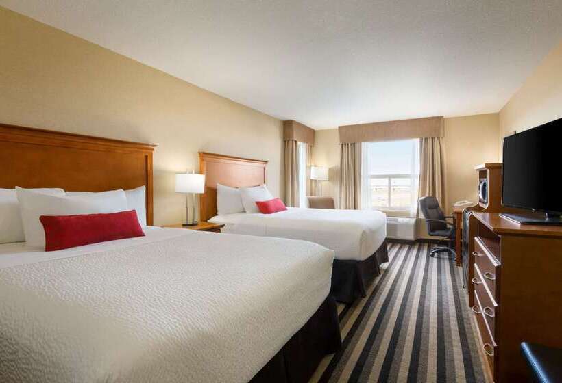 בית מלון כפרי Days Inn & Suites By Wyndham Edmonton Airport