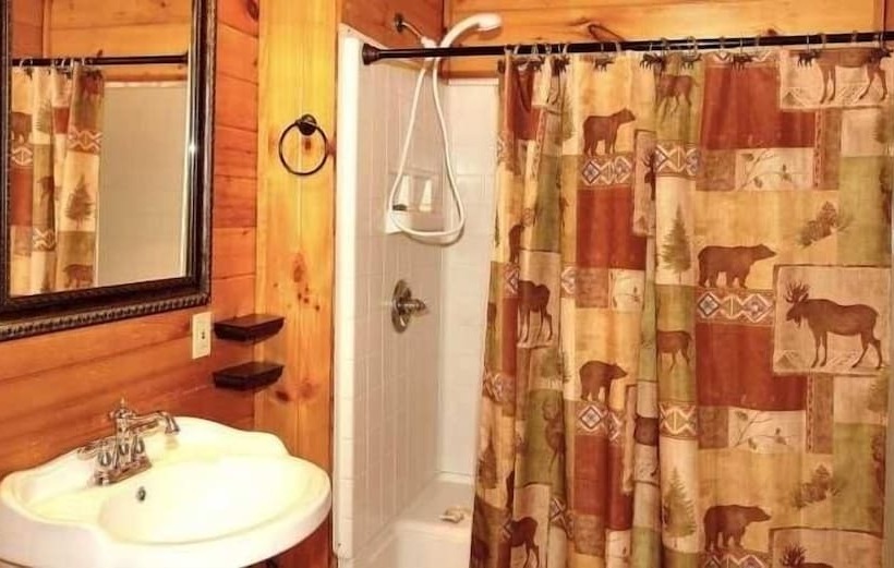 Enchanted   1 Bedrooms, 1 Baths, Sleeps 2 Cabin By Redawning
