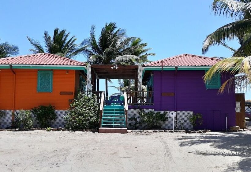 هتل Coco's Beachfront Cabanas