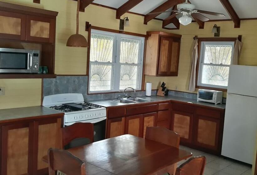 هتل Coco's Beachfront Cabanas