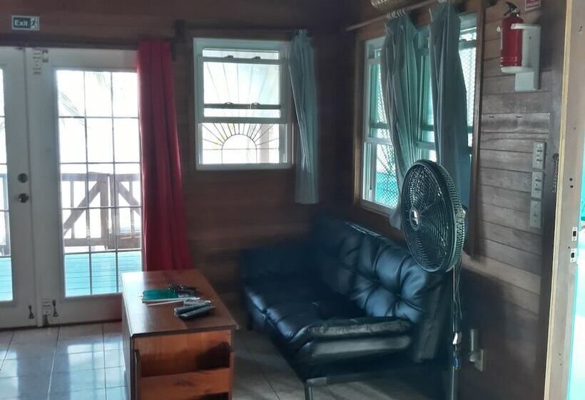 هتل Coco's Beachfront Cabanas