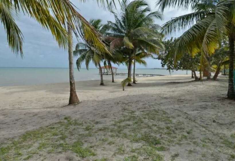 هتل Coco's Beachfront Cabanas