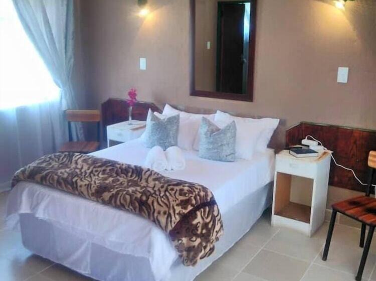 ホテル Thatch Palace Lodge