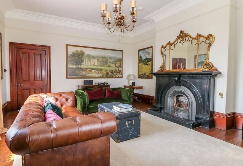 Hall Garth