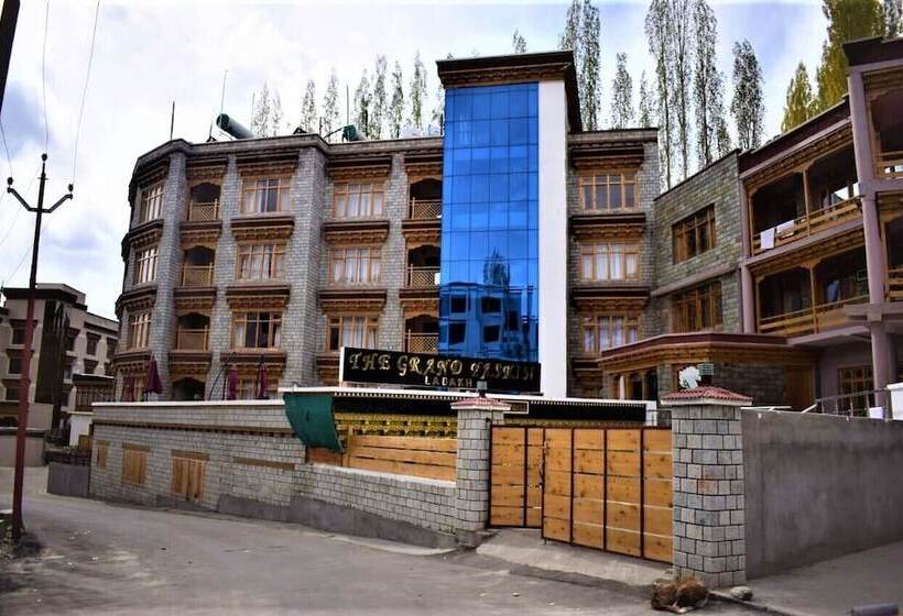 호텔 The Grand Yasmin Leh