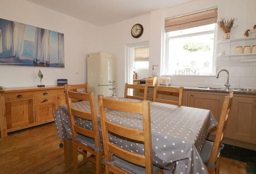 Lowena Cottage