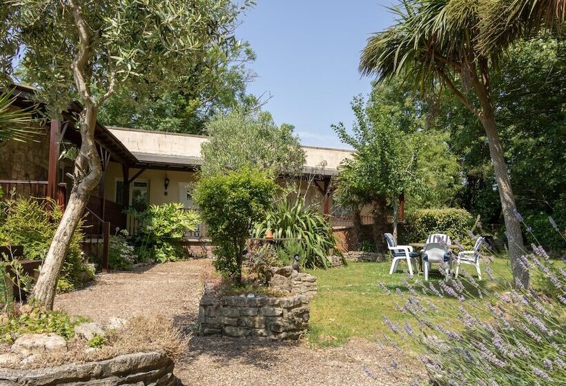 Riverhouse Lodge
