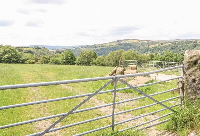 1 Horsehold Cottage