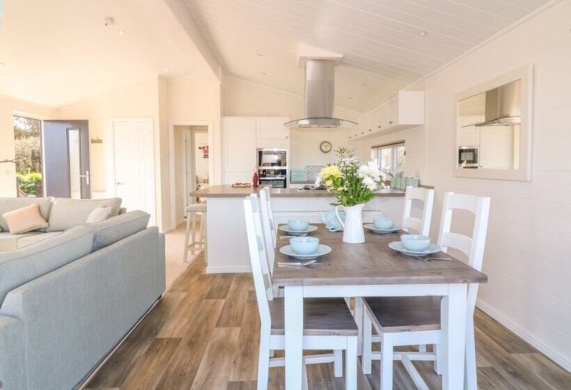 Ash Lodge