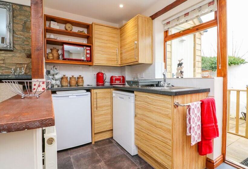 Cedarwood Cottage