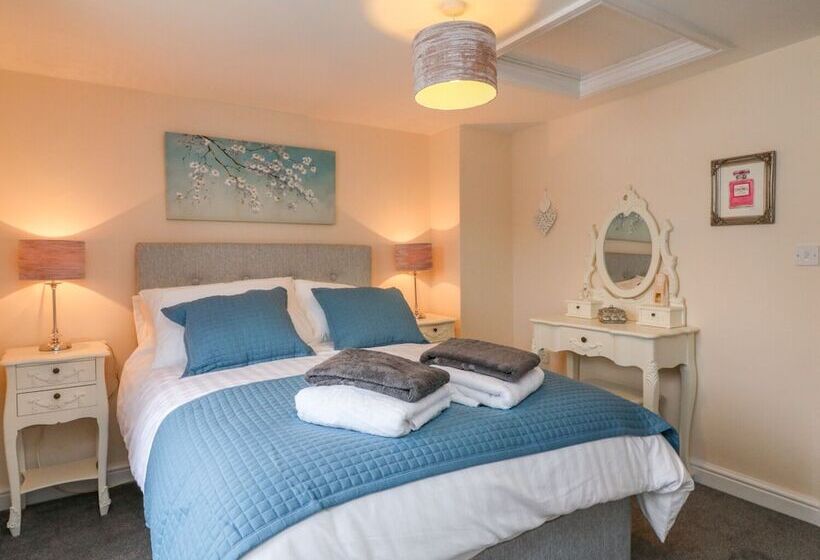 Cedarwood Cottage