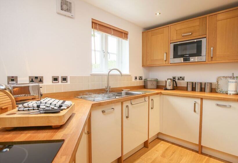 5 Burford Mews