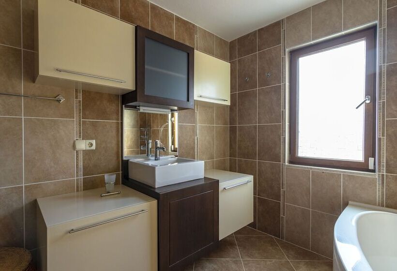 هتل Calypso Lakeview Villas