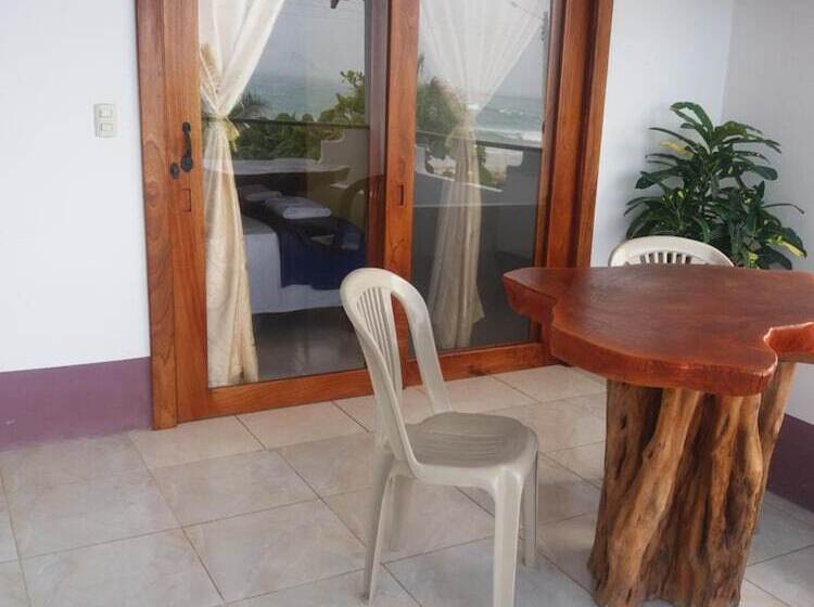 هتل Hostal Los Delfines