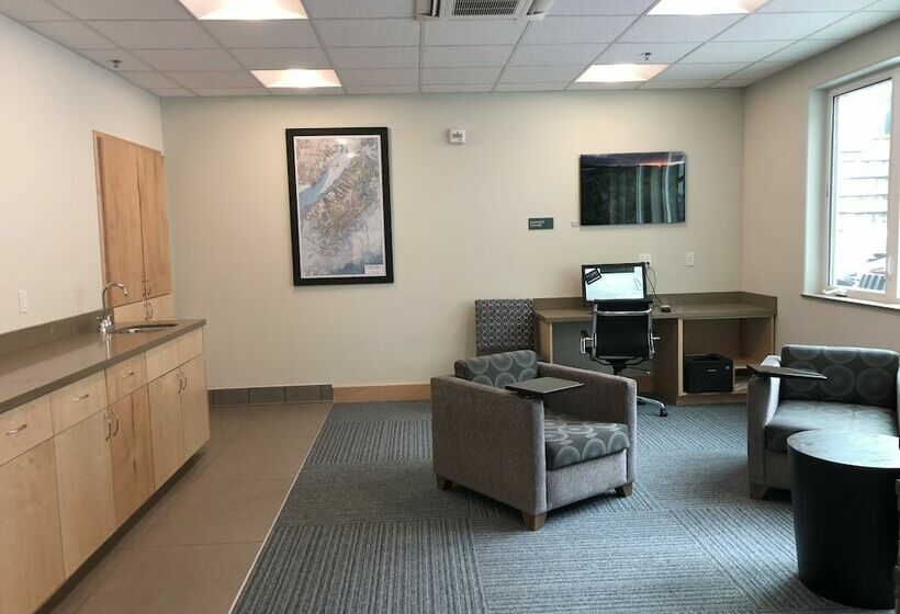 فندق Kodiak Compass Suites
