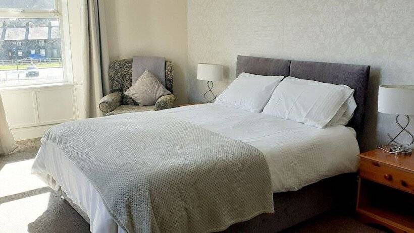 בית מלון כפרי Queens Rooms