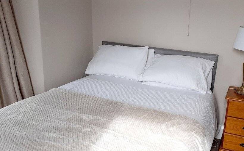 בית מלון כפרי Queens Rooms