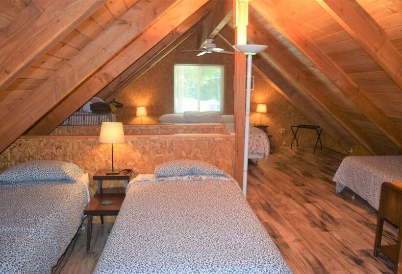 Papa`s Packwood Cabin