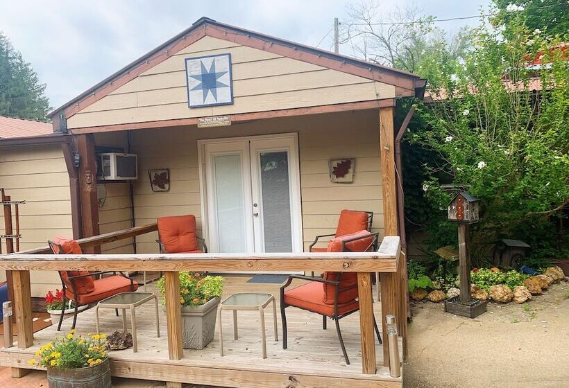 פנסיון The Iris Garden Downtown Cottages And Suites