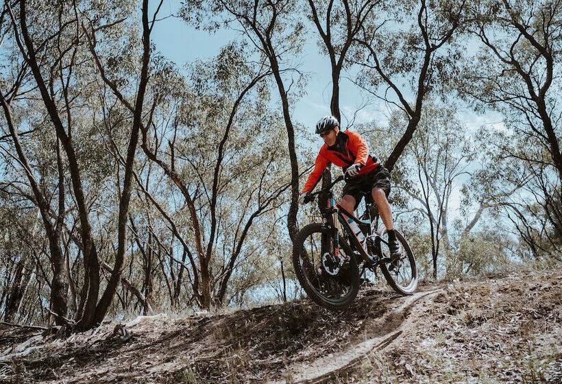 منتجع Big4 Deniliquin Holiday Park